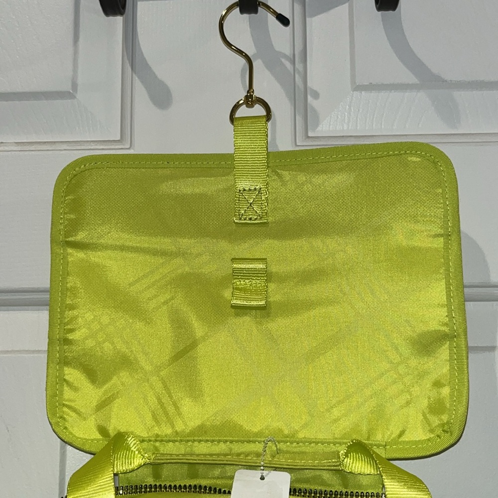For your traveling needs great toiletry bag plenty of room! Vibrant color, green - Picture 11 of 14